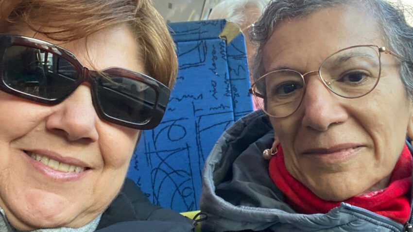Selfie a bordo del bus de vuelta, reflejando la satisfacción y la tranquilidad tras un día inspirador.