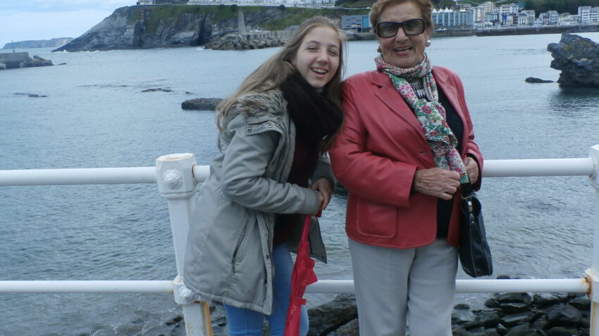 Conchita con Elsa paseando por la Playa de Luarca